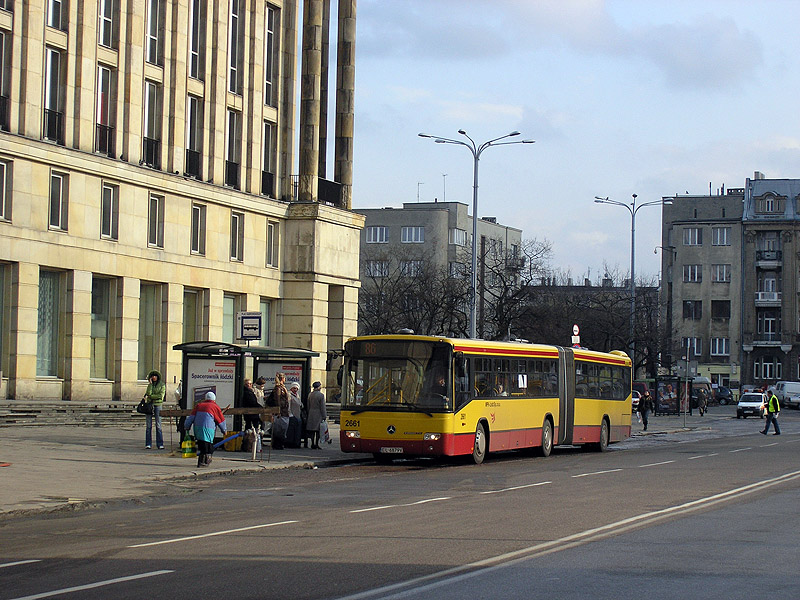 Przejazdem przez plac Dąbrowskiego