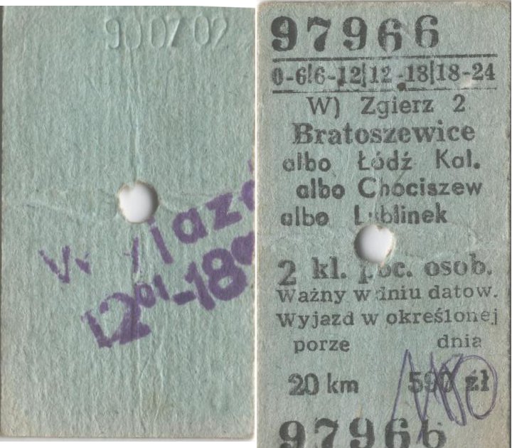 Ściskając w ręku BILET zielony...