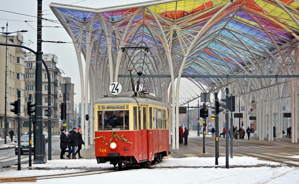 Mały tramwaj na dużym przystanku