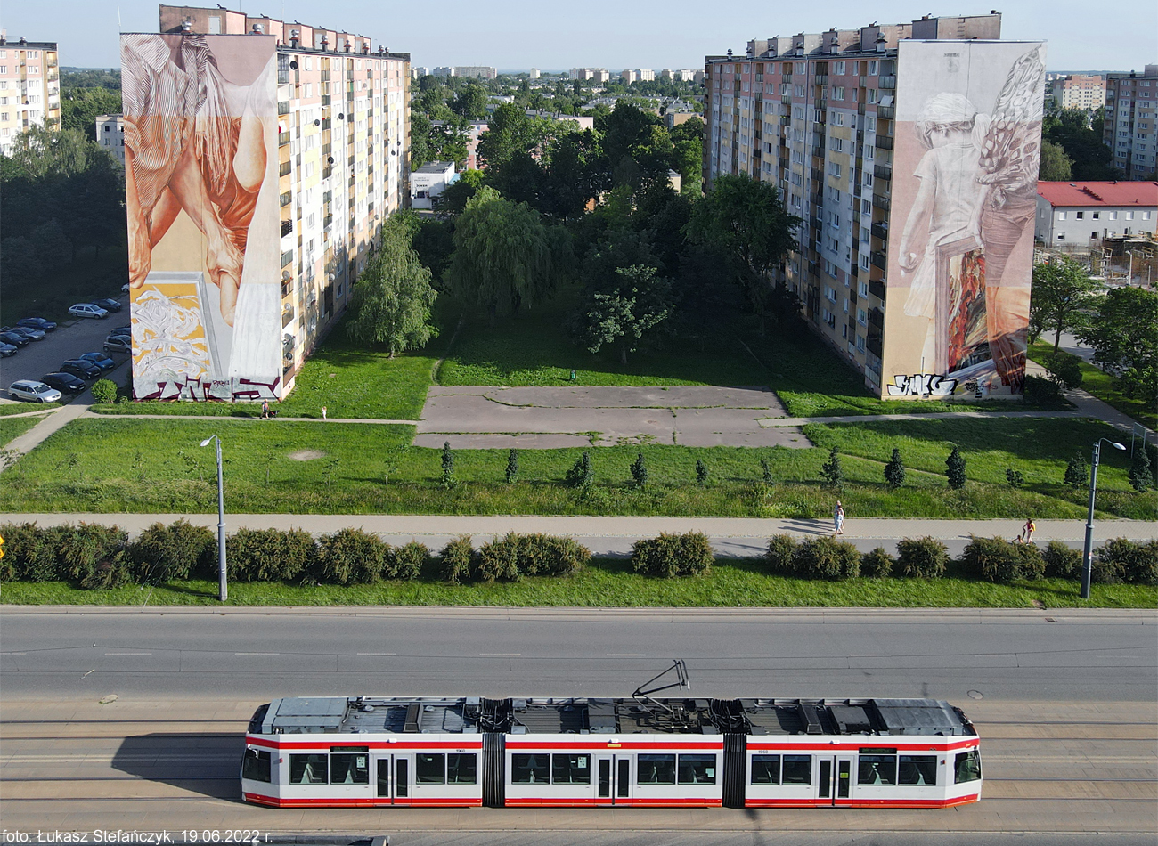 NF6D na tle największego polskiego muralu