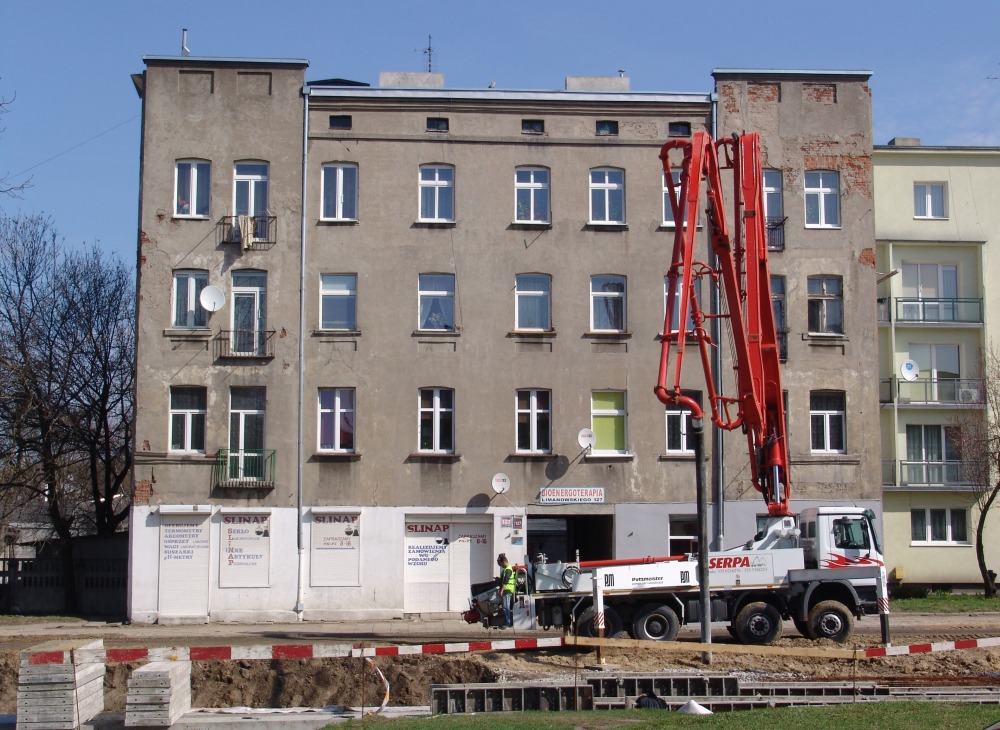 Wylewanie ław betonowych pod tor na Limanowskiego