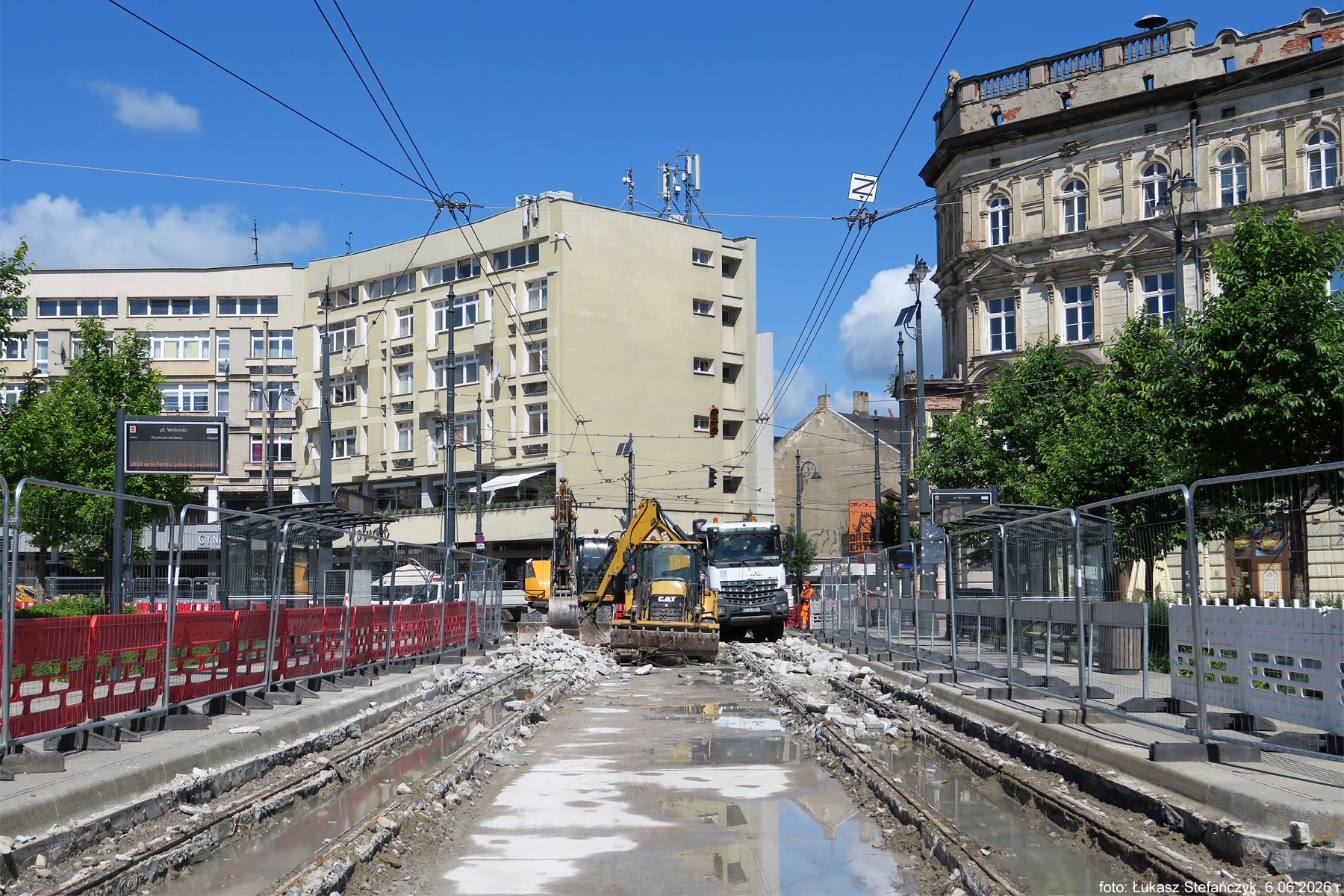 Plac Wolności w procesie usuwania kostki z torowiska /01