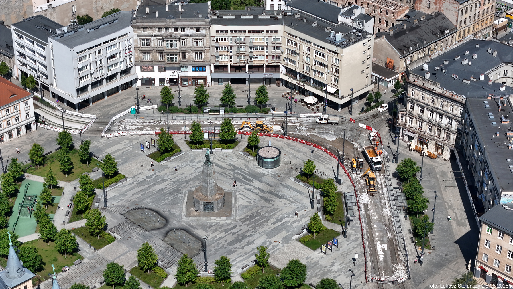 Plac Wolności w procesie usuwania kostki z torowiska /03