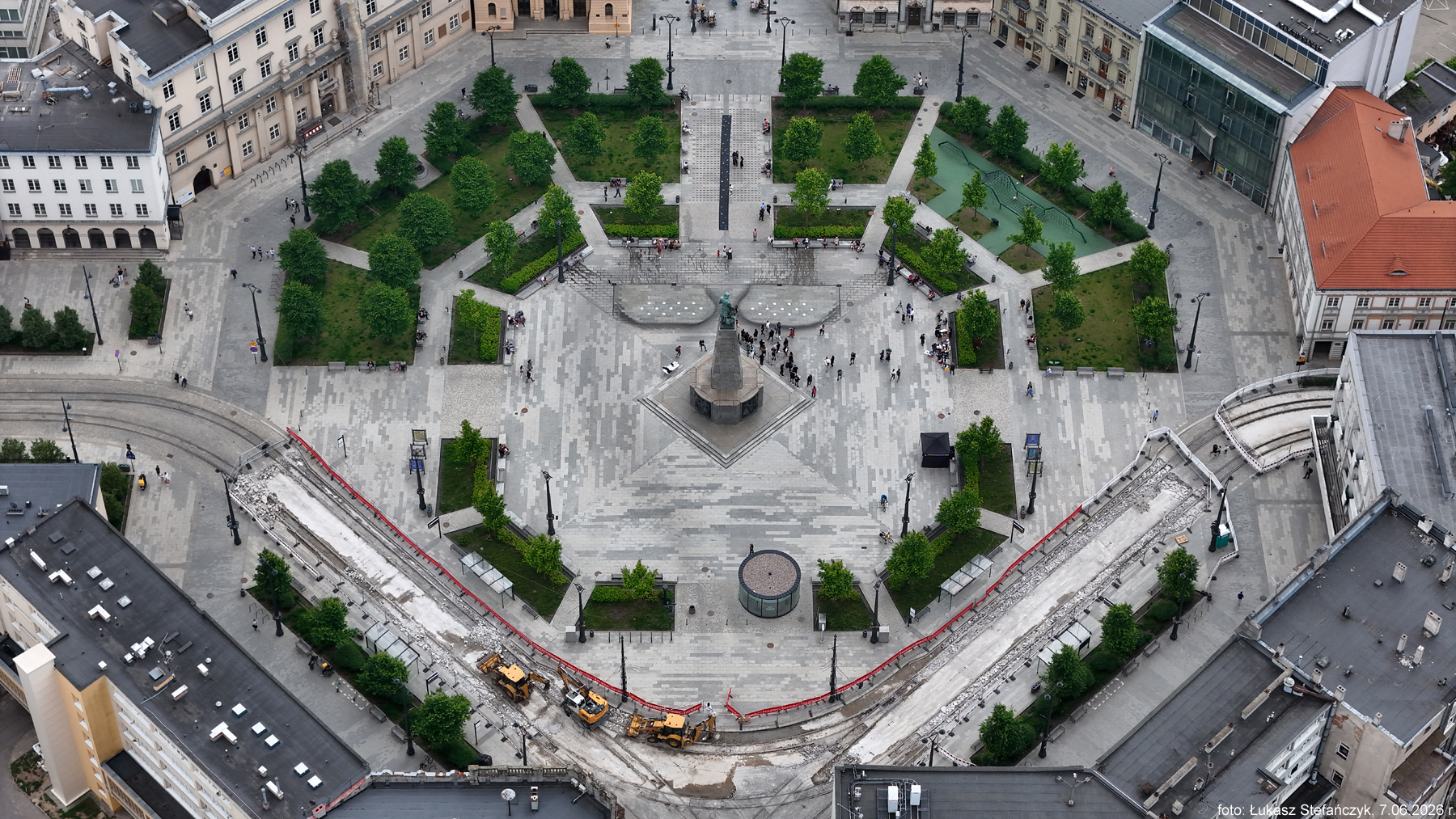 Plac Wolności w procesie usuwania kostki z torowiska /02