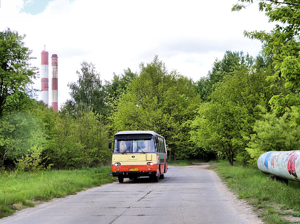 Droga betonowa, rury i kominy