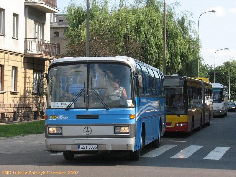 Mercedes O303 wjeżdża na ulicę Narutowicza