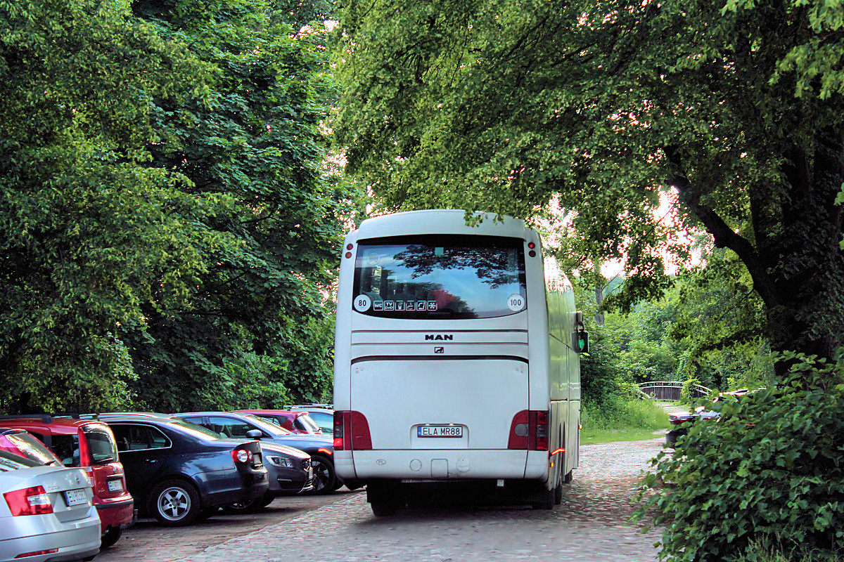 Na bruku pod ogrodem romantycznym w Arkadii